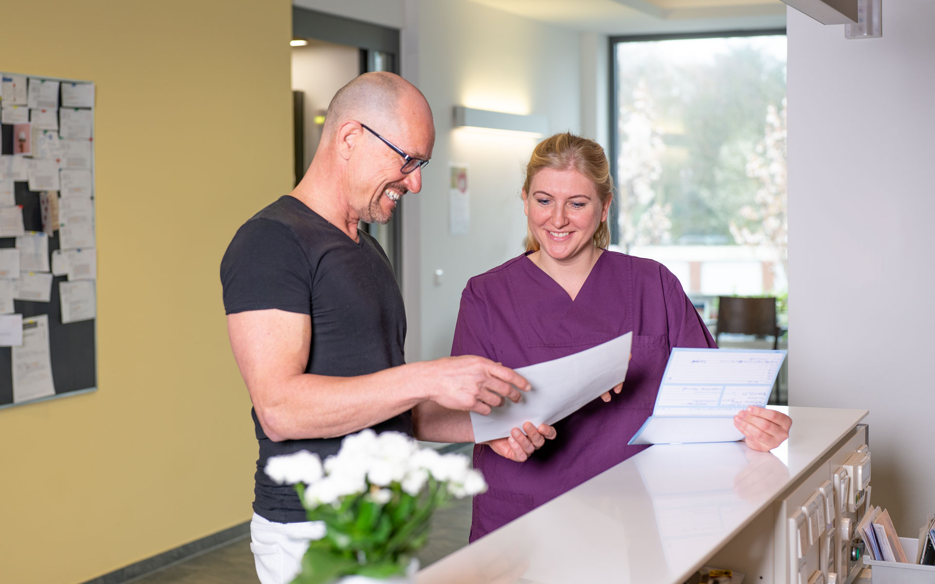 Stefan Spooren, Leiter Physiotherapie GFO Kliniken, im Gespräch mit Mitarbeiterin.
